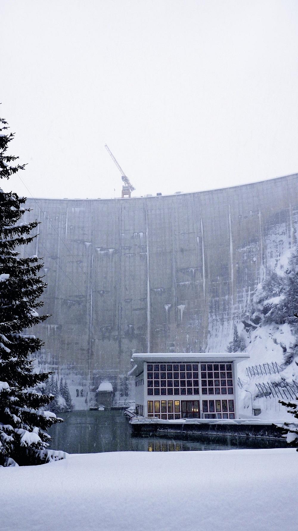 La grue de chantier trône sur le barrage de Zervreila.