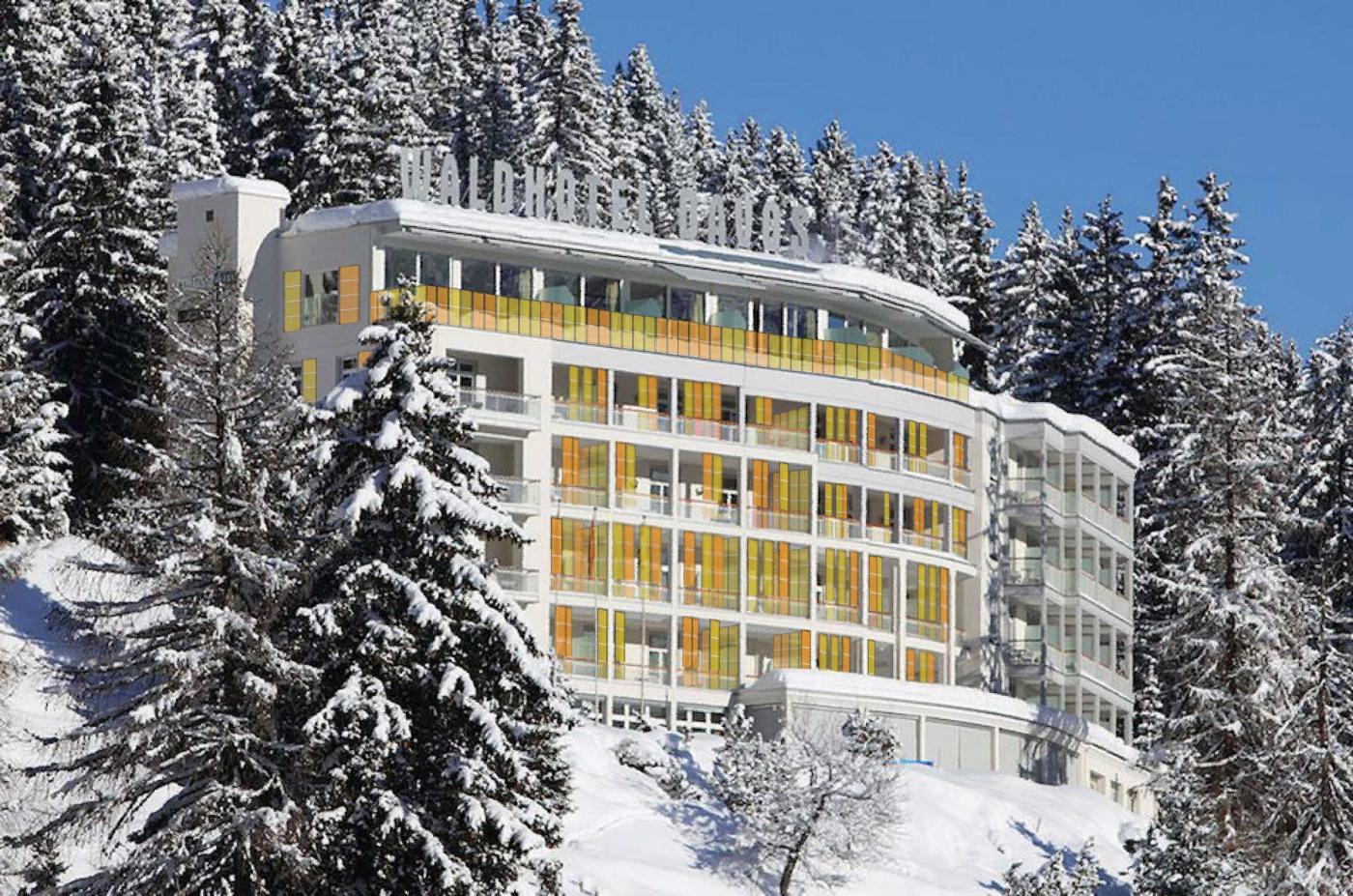 Entwurf einer Solarfassade für das «Hotel Waldhaus Davos», bei der bewegliche Paraventelemente Schatten spenden.