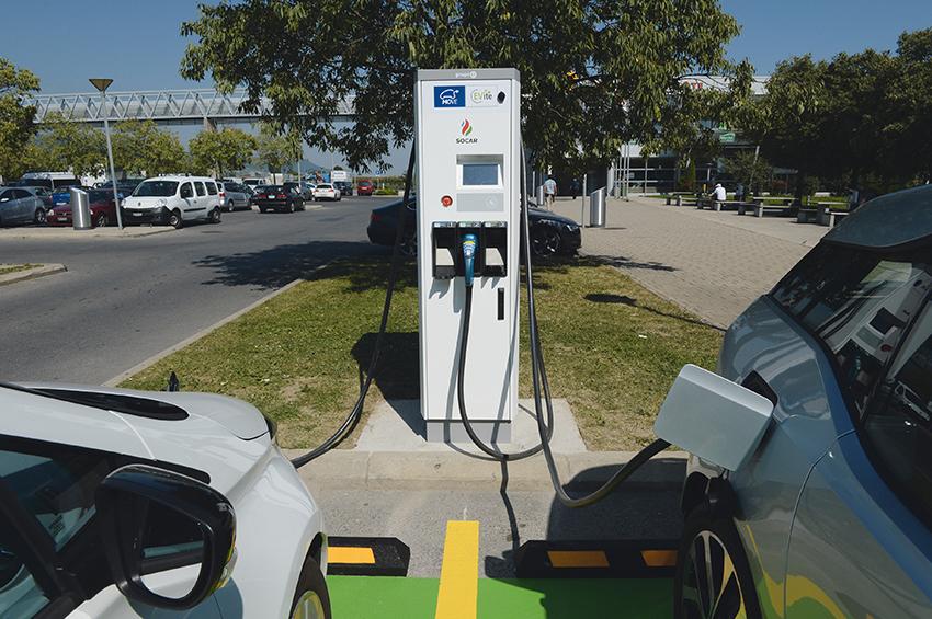 Borne de recharge de l’aire d’autoroute du Relais de la Côte (A1) sur la commune de Bursins.