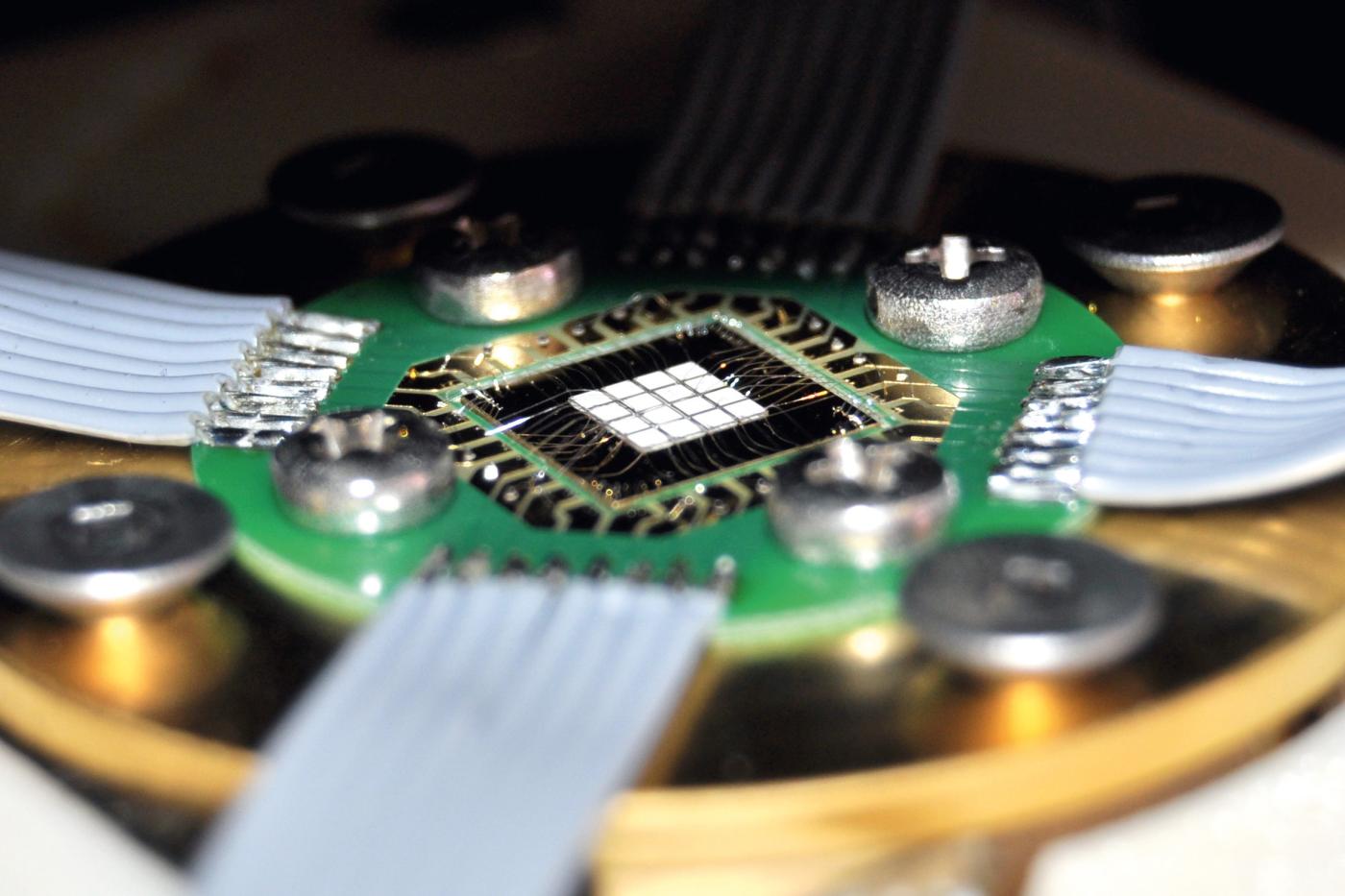 <strong>Bild 3</strong> Mit LED können Bestrahlungsstärken von über 80 W/cm² erreicht werden. Dies ist mit anderen Strahlungsquellen kaum erreichbar.