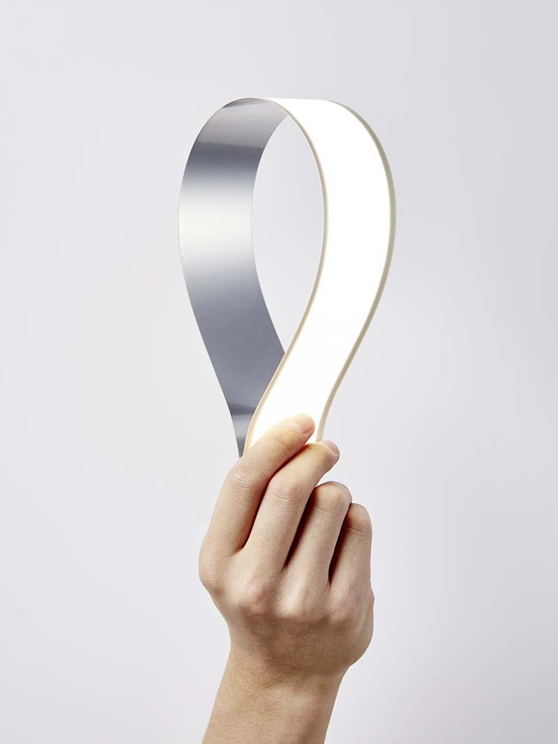 <strong>Figure 6</strong> Exemple d’une OLED flexible commercialisee par LG Display.
