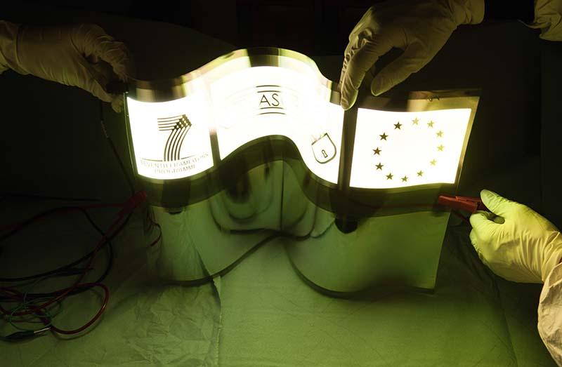 <strong>Figure 7</strong> OLED flexible réalisée à l’Institut Fraunhofer FEP de Dresde par un procédé roll-to-roll développé au cours du projet européen TREASORES.