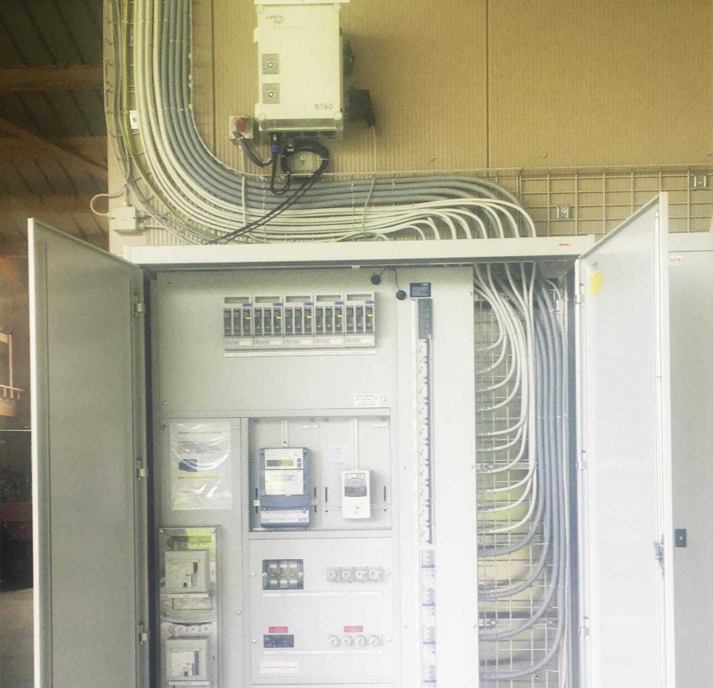 <strong>Bild 3</strong> Spannungshaltung als Dienstleistung mit dem Smart Grid Terminal (oben) am Anschluss der PV-Anlage in Sins (275 kWp).