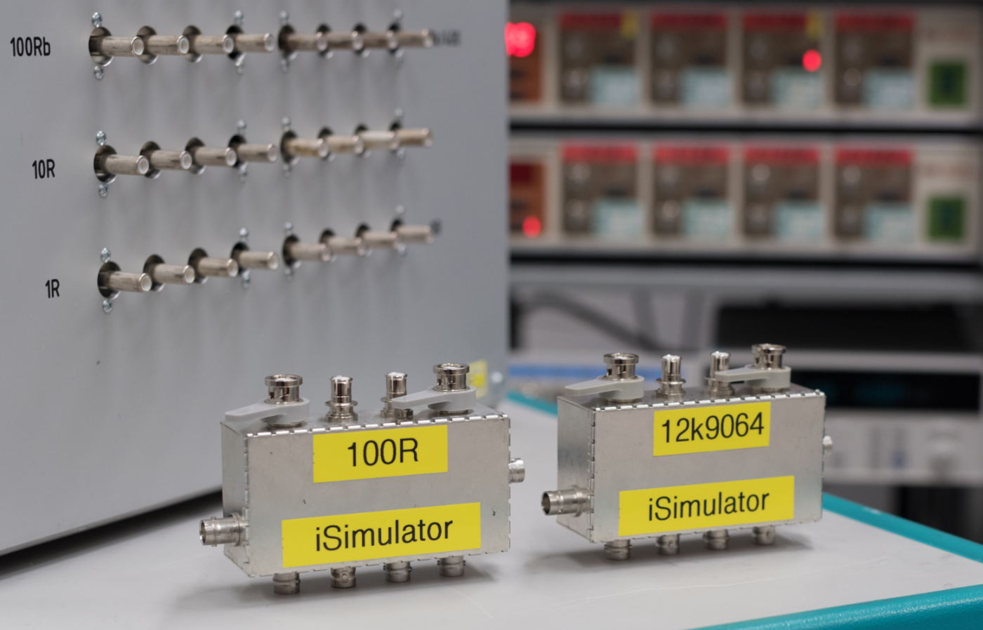 Der Impedanzsimulator (iSimulator) ist fähig, Impedanzen im Bereich von 1 Ω bis 10 MΩ mit beliebigem Phasenwinkel und über einen weiten Frequenzbereich (von 100 Hz bis 20 kHz) zu erzeugen.