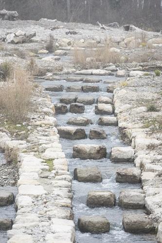 Punkt­genau platzierte Steinblöcke gewährleisten beim Wasserkraftwerk Hagneck ideale Strömungsverhältnisse inner­halb des grosszügig angelegten Umgehungsgerinnes.