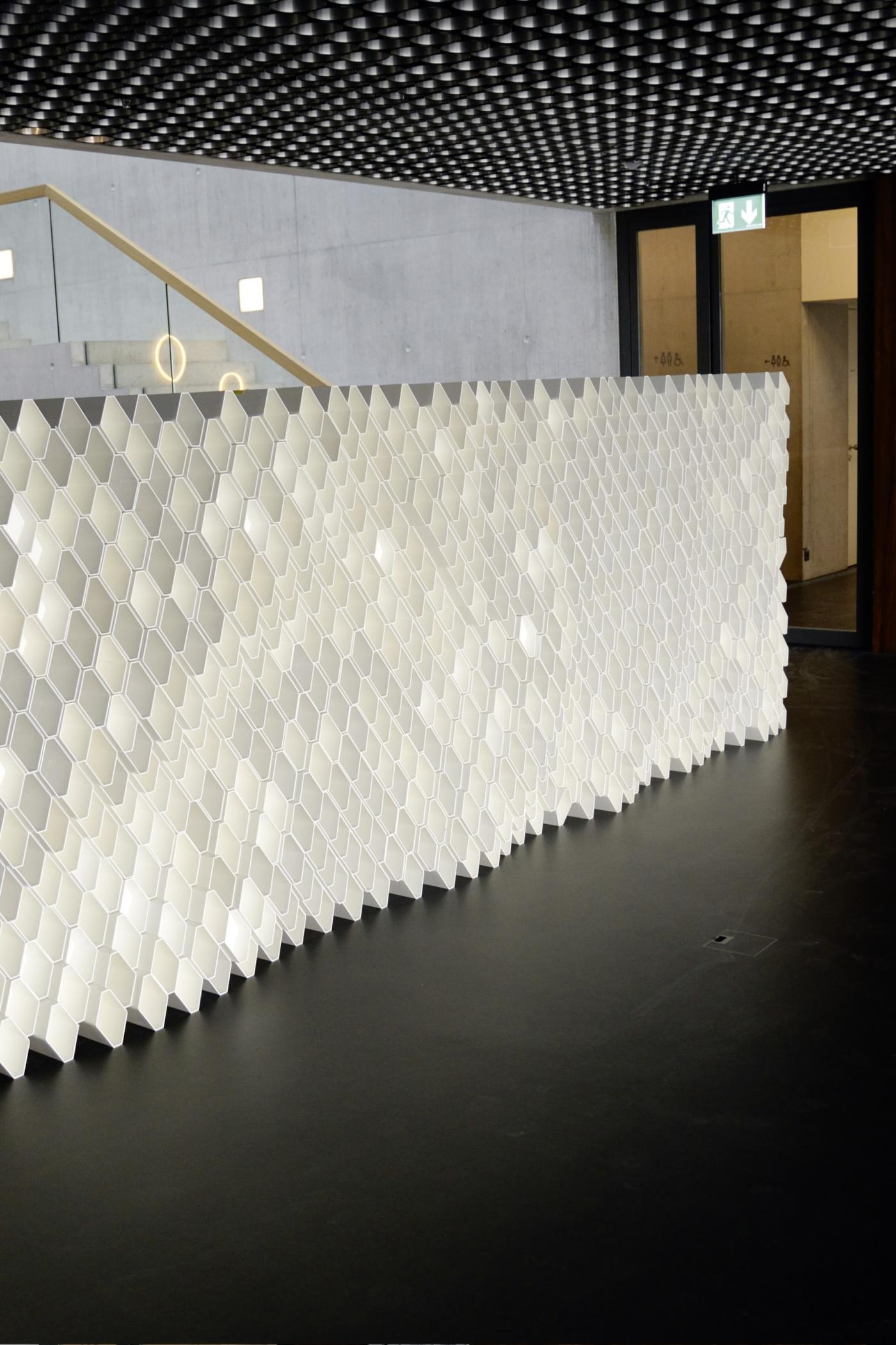 <strong>Efficacité créative</strong> Grâce à la mise en œuvre d’éléments appropriés, la lumière du jour peut être encore mieux utilisée. Cette paroi passive du bâtiment Nest de l’Empa à Dübendorf le montre de manière impressionnante.