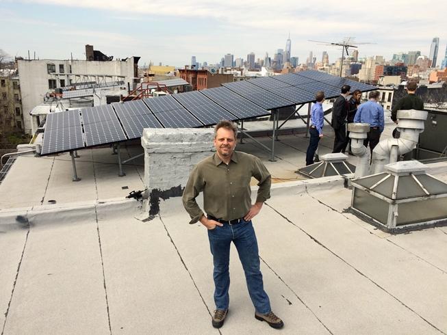 Zukunftstaugliche Altbauten: Lawrence Orsini, Gründer und CEO von LO3 Energy, auf dem Dach eines am Mikrogrid angeschlossenen Reihenhauses in Brooklyn.