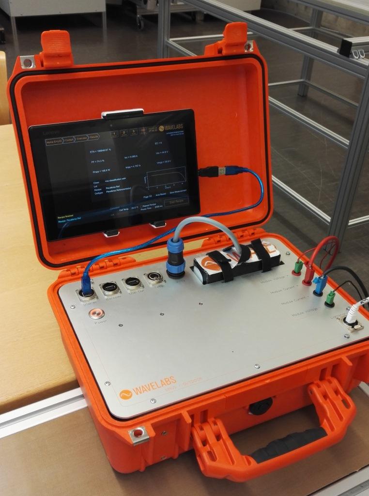 Die Auswerteelektronik wird von einer Batterie gespiesen und die Auswertung der Messung erfolgt direkt auf dem Tablet mit Touch-Screen.