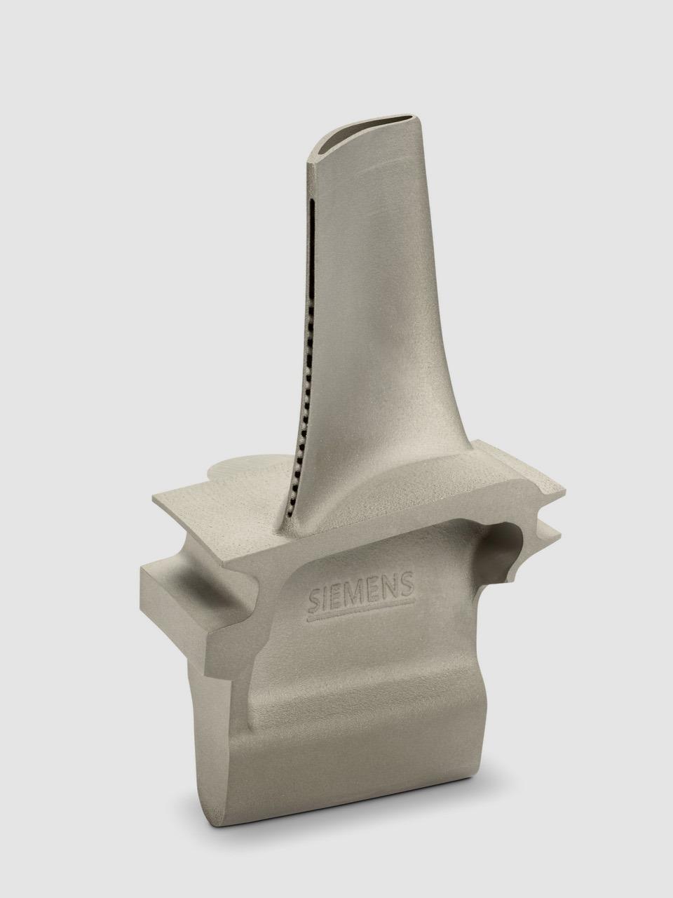 Gasturbinenblatt mit optimierten Kühlkanälen aus dem 3D-Drucker.