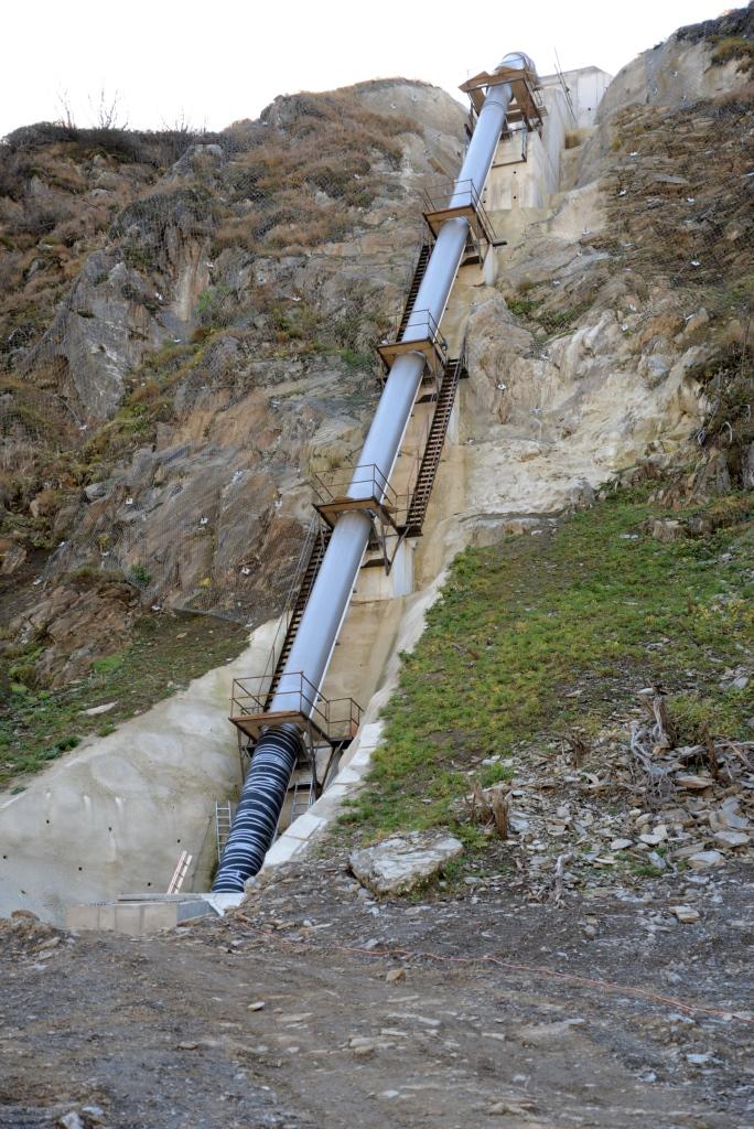 Druckleitung aus Stahl während der Bauphase. Die Treppen und Hilfskonstruktionen wurden anschliessend entfernt.