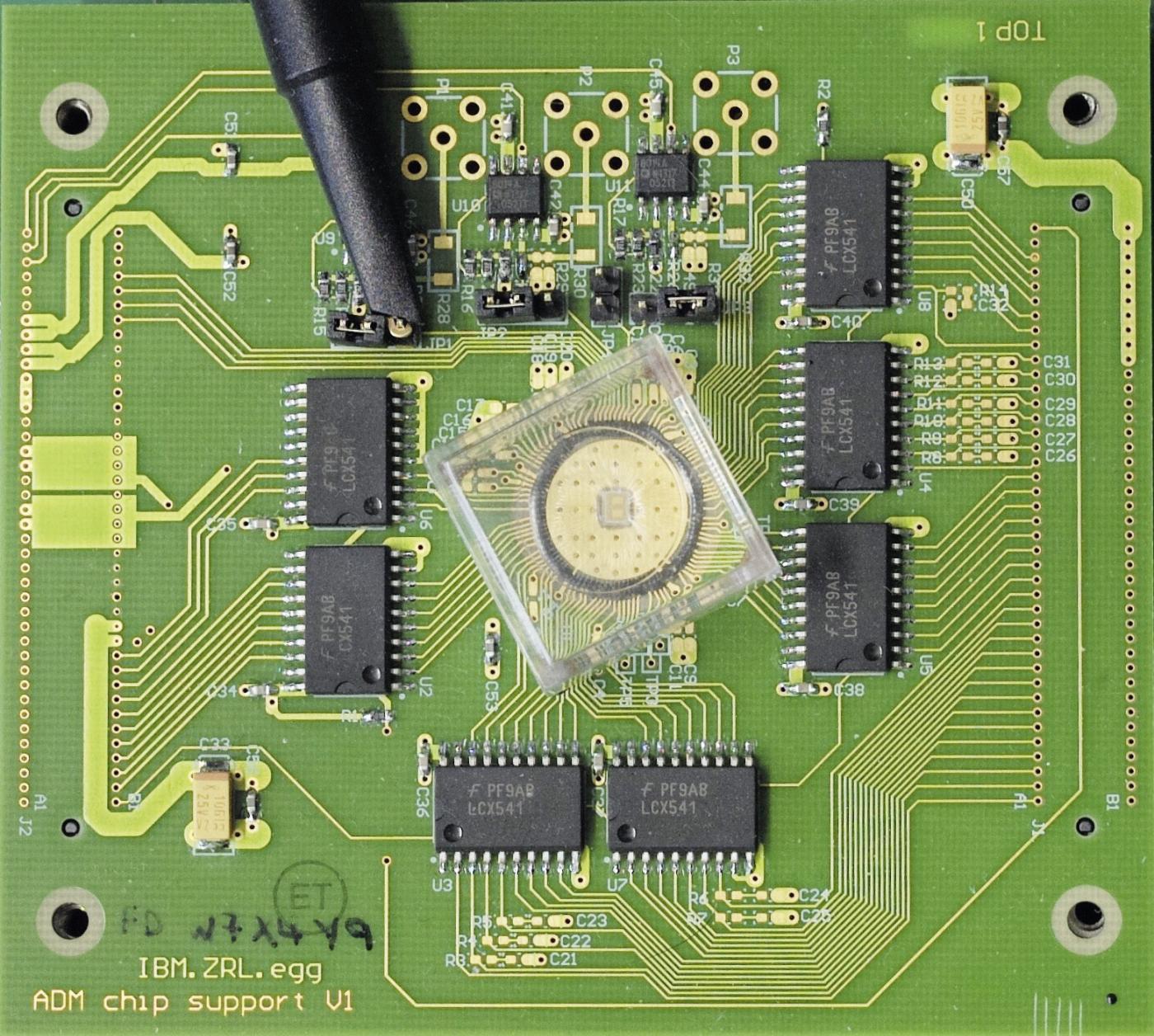 <strong>Figure 4</strong> Puce électronique prototype contenant plusieurs millions de mémoires à changement de phase. La puce, qui se trouve sous la protection de plastique transparent, a une dimension de 2,75 mm x 2,2 mm et est connectée par fils à une plateforme de support.