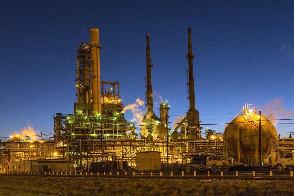 Dans de grandes installations telles que les raffineries, la défaillance d’une seule partie peut paralyser toute la production. Les lourdes conséquences financières justifient d’importants investissements dans la maintenance prédictive.