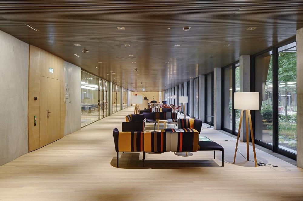 Auch dieser Bereich kann zum Arbeiten und für Meetings genutzt werden.