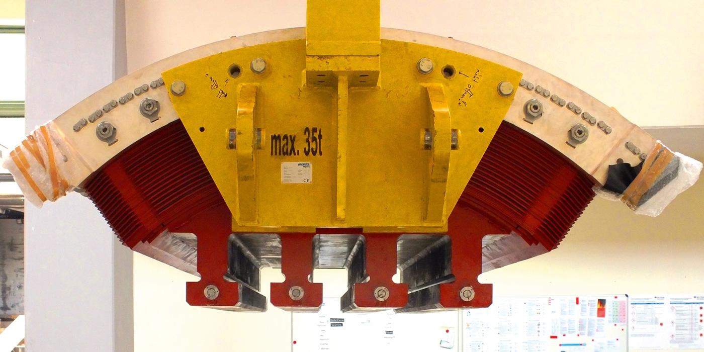 <strong>Bild 2</strong> Ein Polschuh ist 2,1 m breit, 3,3 m lang und wiegt 34 t.