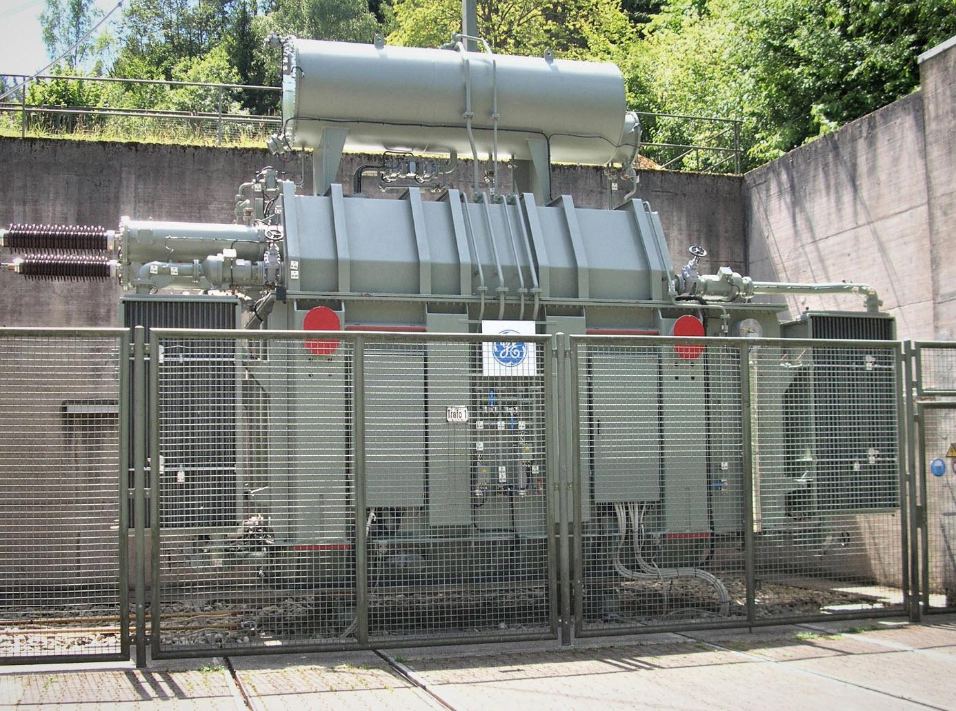 <strong>Bild 3</strong> Neuer Blockumspanner 2 AC 10,75/110 kV, 16,7 Hz, Nennleistung 100 MVA, Masse in betriebsbereitem Zustand: 220 t.