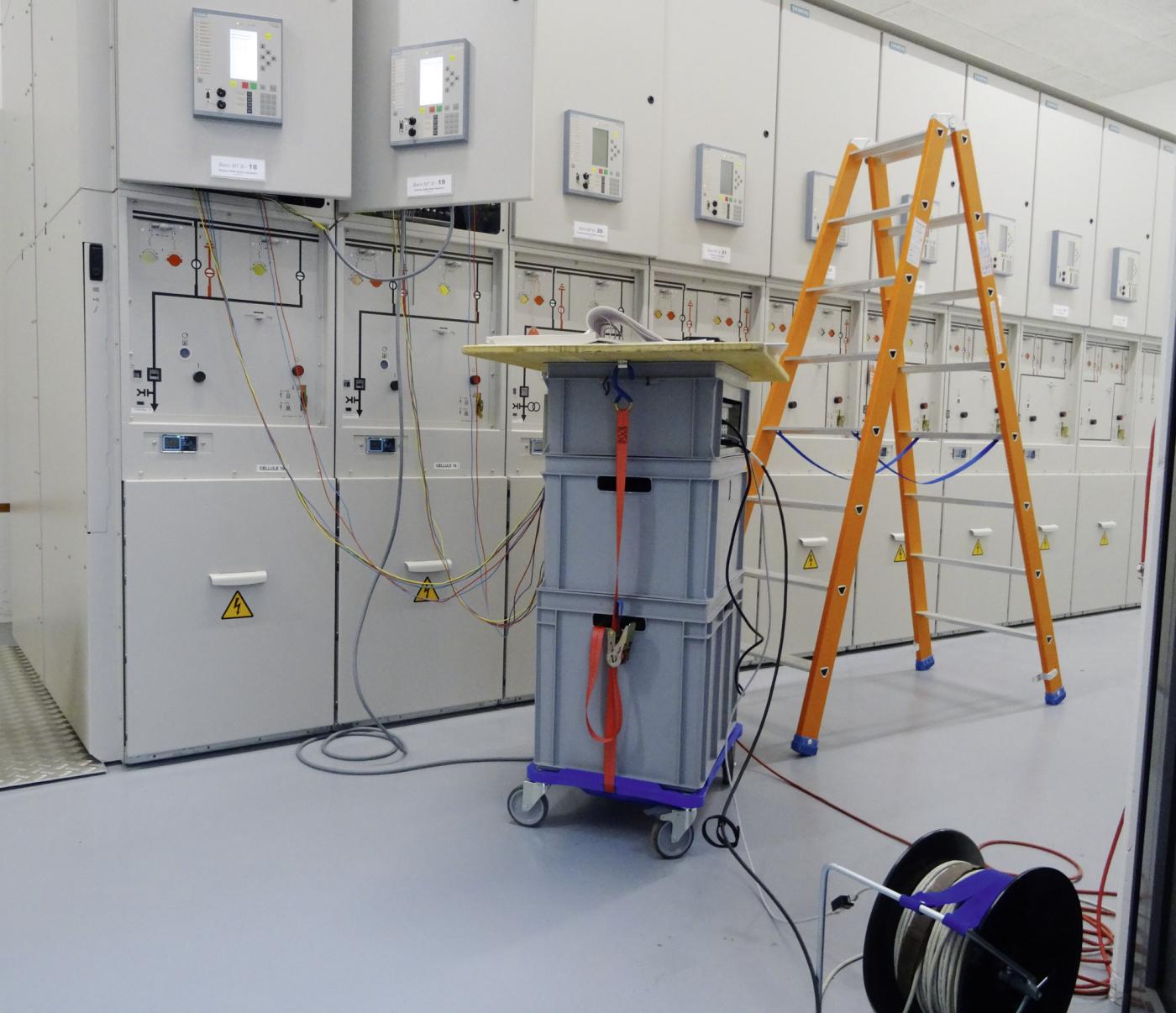 <strong>Bild 5</strong> Verbindung der CMC-Prüfgeräte mit den HV/MV-Einspeisungen im Umspannwerk, die konventionelle Strom- und Spannungswandler verwenden.