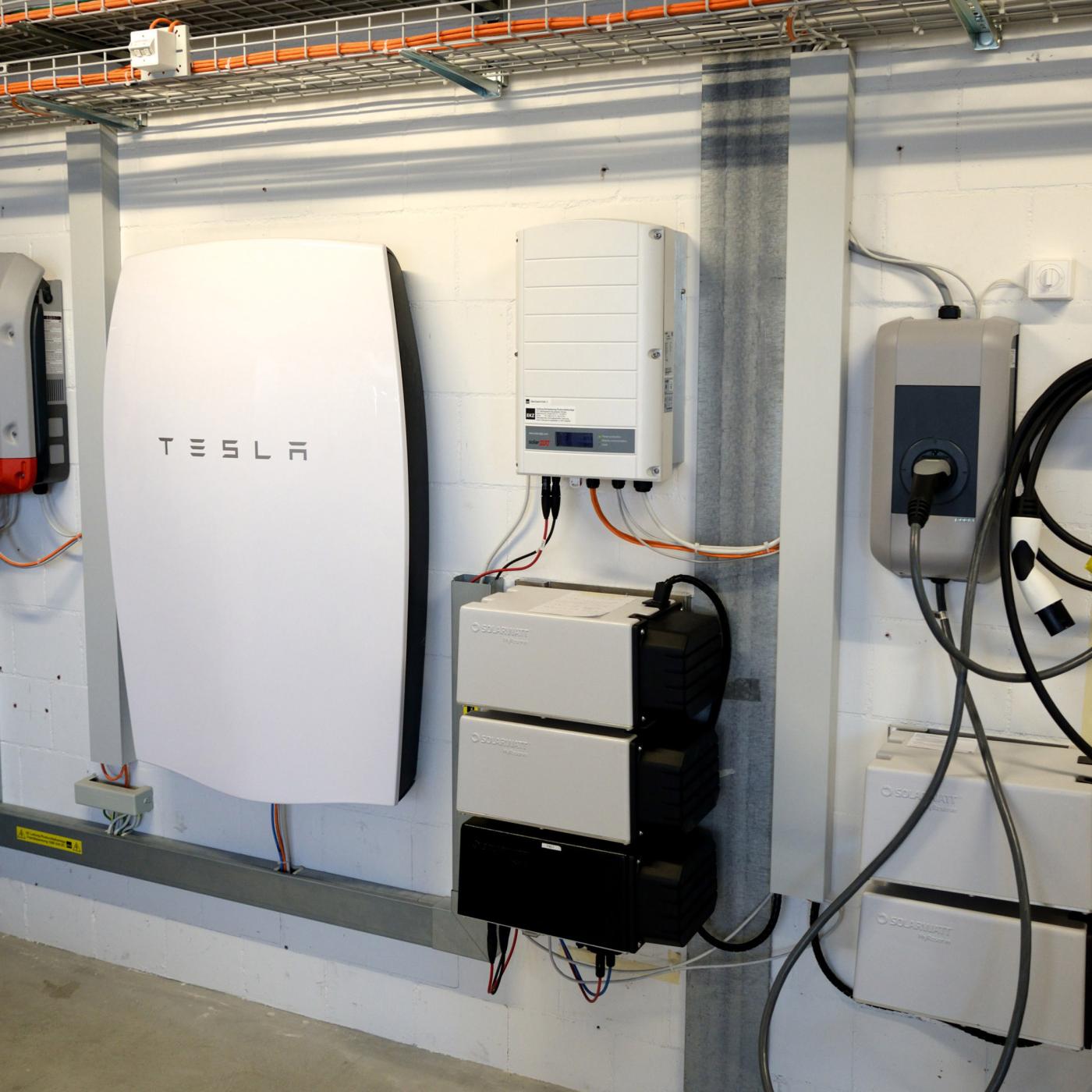 À Dietikon, EKZ étudie le comportement de composants de réseau de distribution actifs (entre autres, des systèmes de stockage d’énergie).