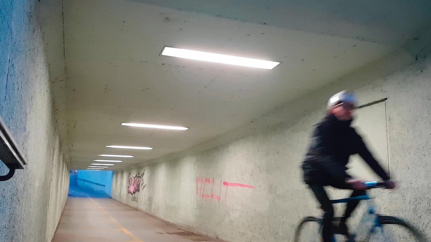 Diese Unterführung in Zürich-Enge ist mit LED-Röhren ausgestattet, die nur voll leuchten, wenn Velofahrer oder Fussgänger unterwegs sind. Sobald der Velofahrer die Unterführung durchquert hat, senken die LED-Röhren ihre Leistung auf 20% ab.