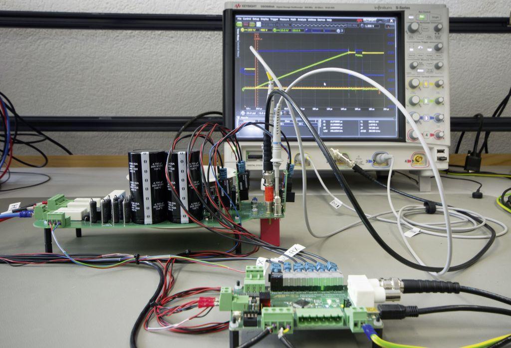 Mit diesem Teststand im ETH-Labor lassen sich elektrische Verluste im Schaltverhalten bestimmen.