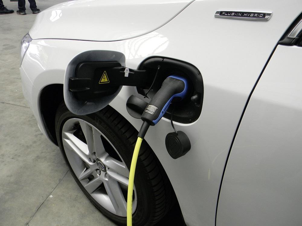 Eine CO2-Abgabe könnte Verkehrsteilnehmern einen Anreiz bieten, um auf emissionsfreie und effiziente Fahrzeuge umzusteigen.