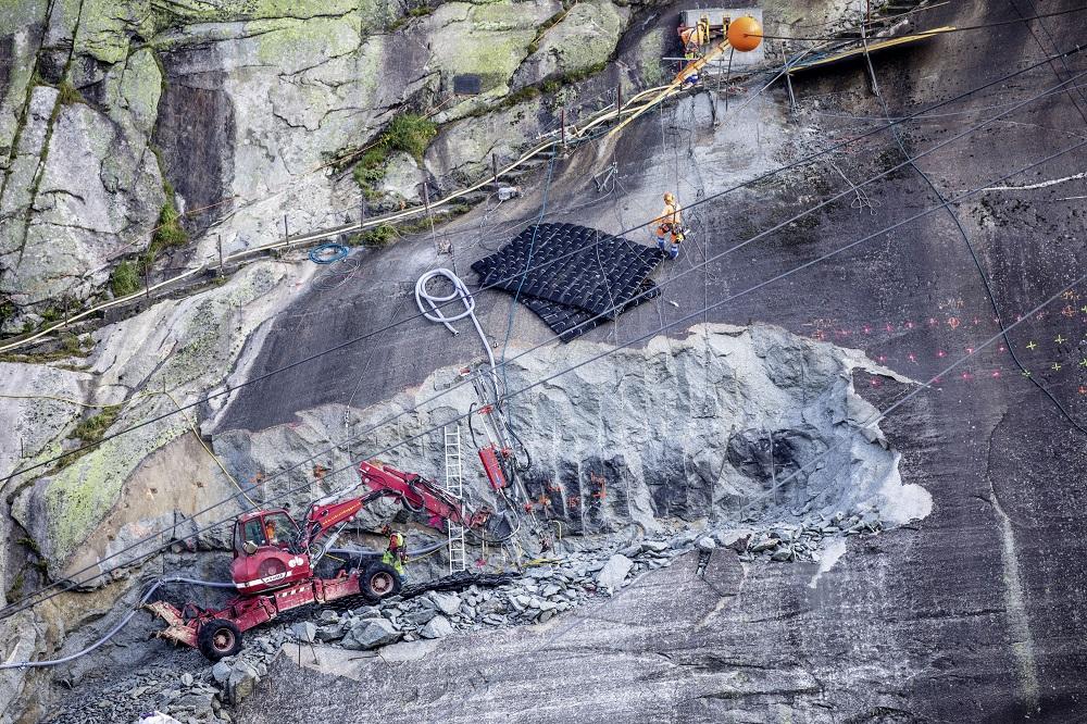 Die Vorbereitungen für den Bau der Staumauer und der Stollen werden sowohl am Berg…