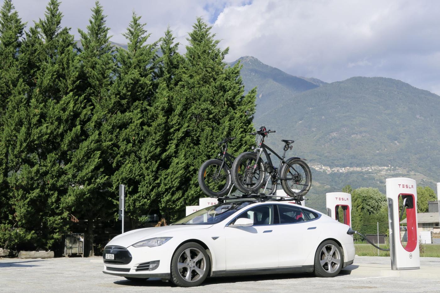 Pause au superchargeur, à Sondrio: en 20 minutes, la batterie est rechargée à 80%.