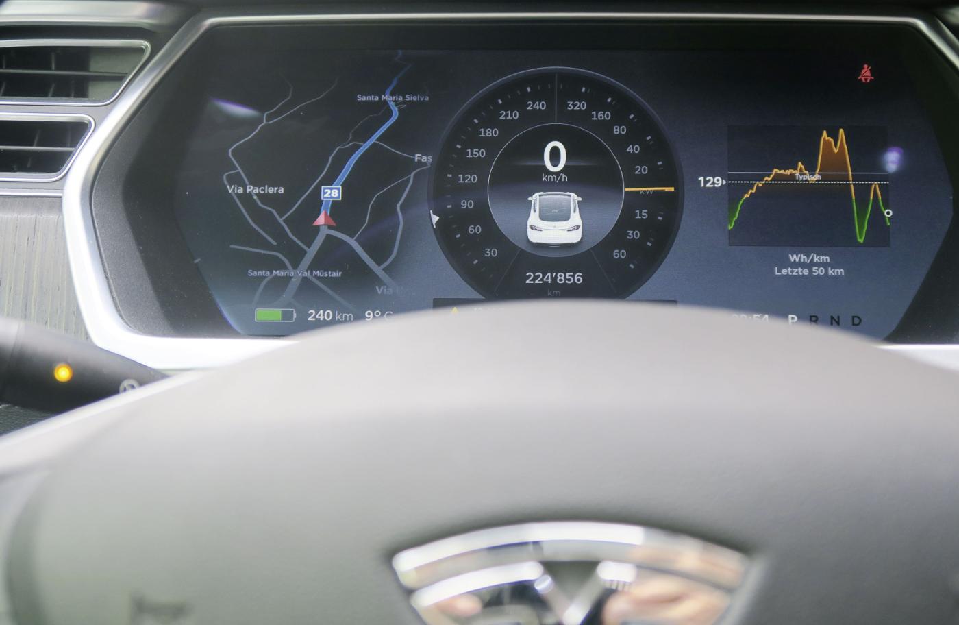 La voiture indique en permanence l’autonomie restante et le profil de puissance du trajet effectué.