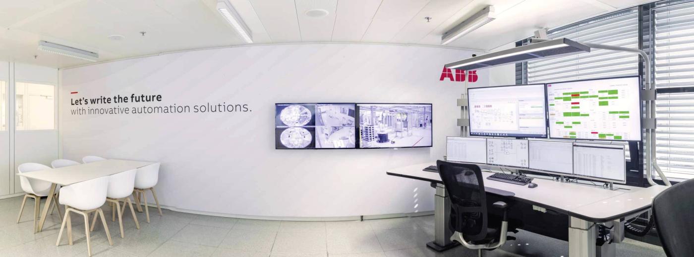 Dans la salle de contrôle, les informations nécessaires pour le pilotage de la production ainsi que les images en live stream sont affichées dans l’IHM (interface homme-machine). Ainsi, une seule personne suffit pour diriger l’ensemble de la production.