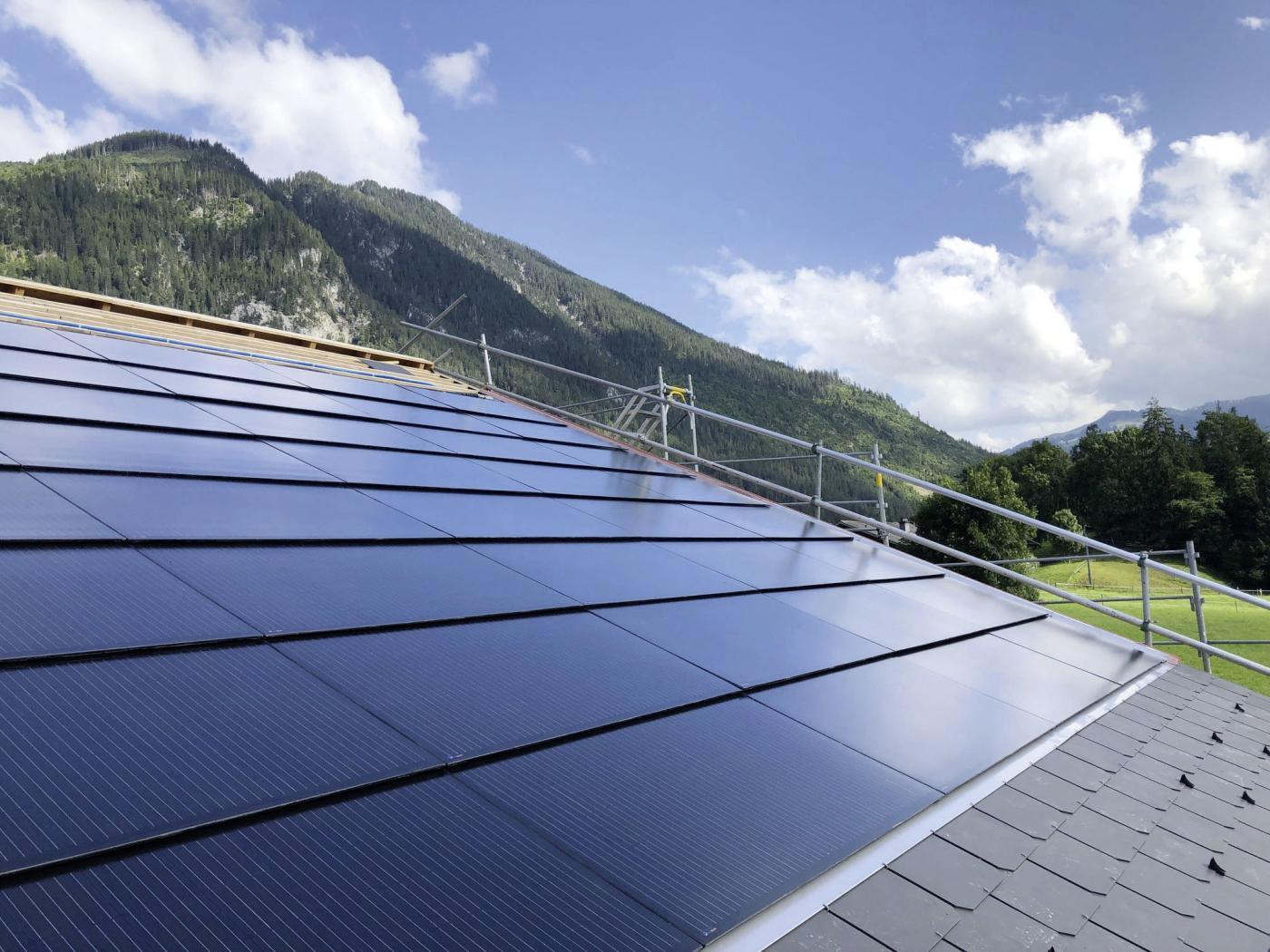 Produire de l’électricité et de la chaleur: une installation solaire avec des modules PVT combinés. Sur la face avant, les cellules PV produisent de l’électricité tandis que la partie thermique de la face arrière extrait la chaleur.