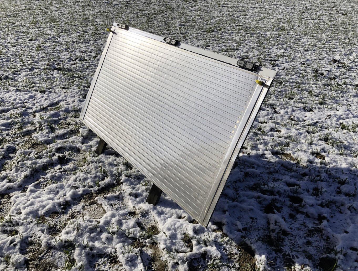 La face arrière d’un module PVT correspond à un module solaire thermique non vitré. Les températures sont moins élevées qu’avec un module vitré et ne peuvent pas être directement utilisées pour la production d’eau chaude sanitaire.