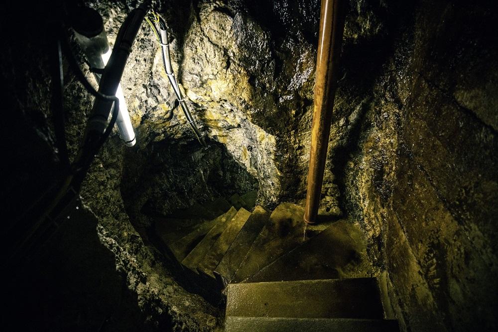 On descend... : Lors de ses visites, Ralph Kienle tombe parfois sur des escaliers au petit goût d’aventure !