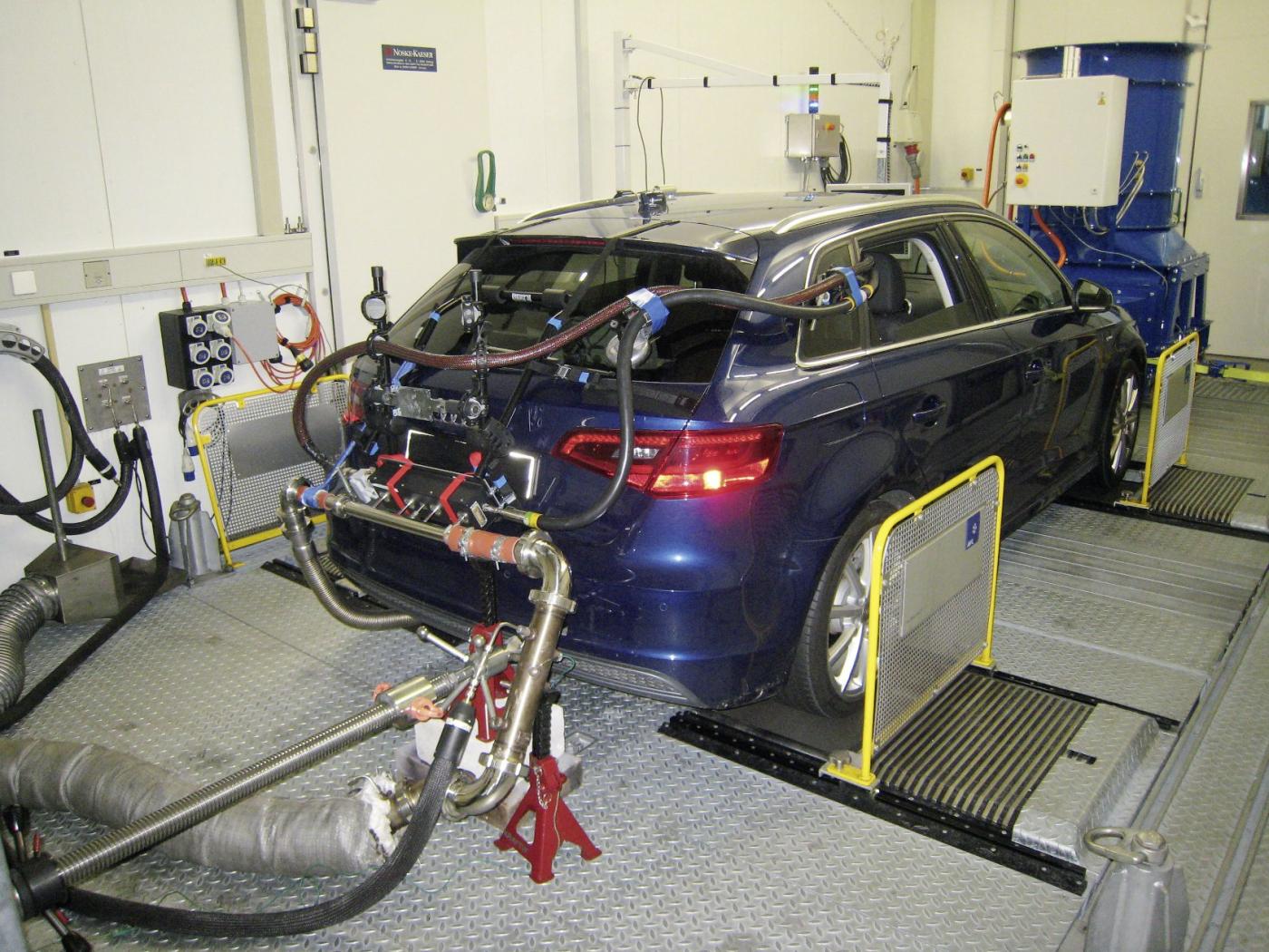 <strong>Figure 2</strong> L’Audi A3 Sportback g-tron au gaz naturel sur le banc dynamométrique de l’Empa à Dübendorf. C’est ici qu’a lieu l’étalonnage pour une mesure des gaz d’échappement dans le cadre de la circulation routière réelle. Un système portable de mesure des émissions (PEMS, Portable Emission Measurement System) est monté à l’arrière du véhicule.