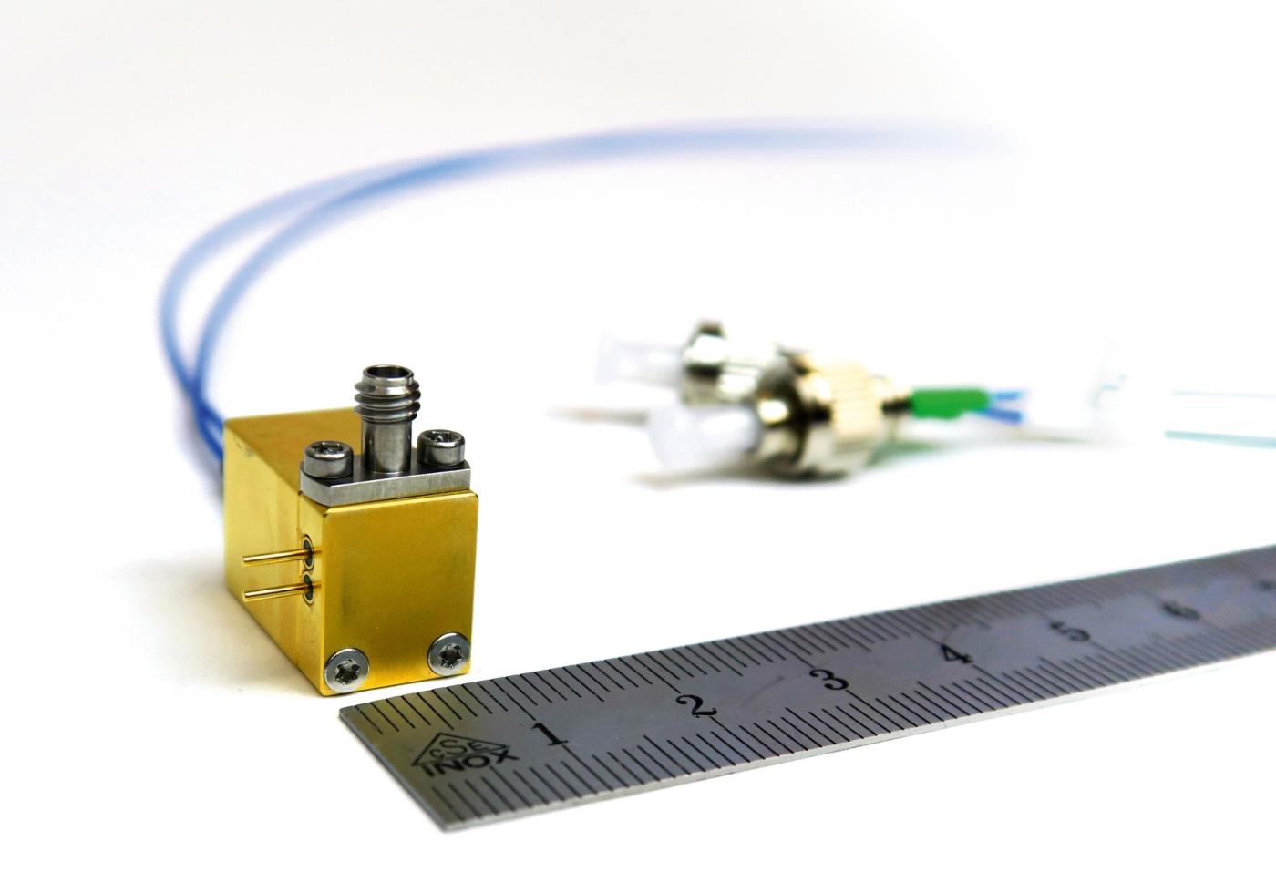 Der photonisch-plasmonische Chip ist in einem Gehäuse verbaut. Ein Glasfaseranschluss, ein HF-Stecker und DC-Pins gewährleisten die Schnittstelle zur Aussenwelt.