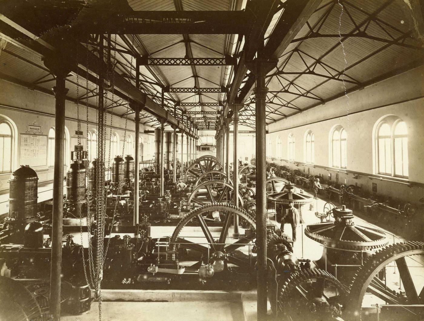1880: Blick in den Maschinenraum. Die Jonvalturbinen von Escher Wyss trieben eine Transmissionswelle an, die fünf Pumpen antrieb und mechanische Energie lieferte.