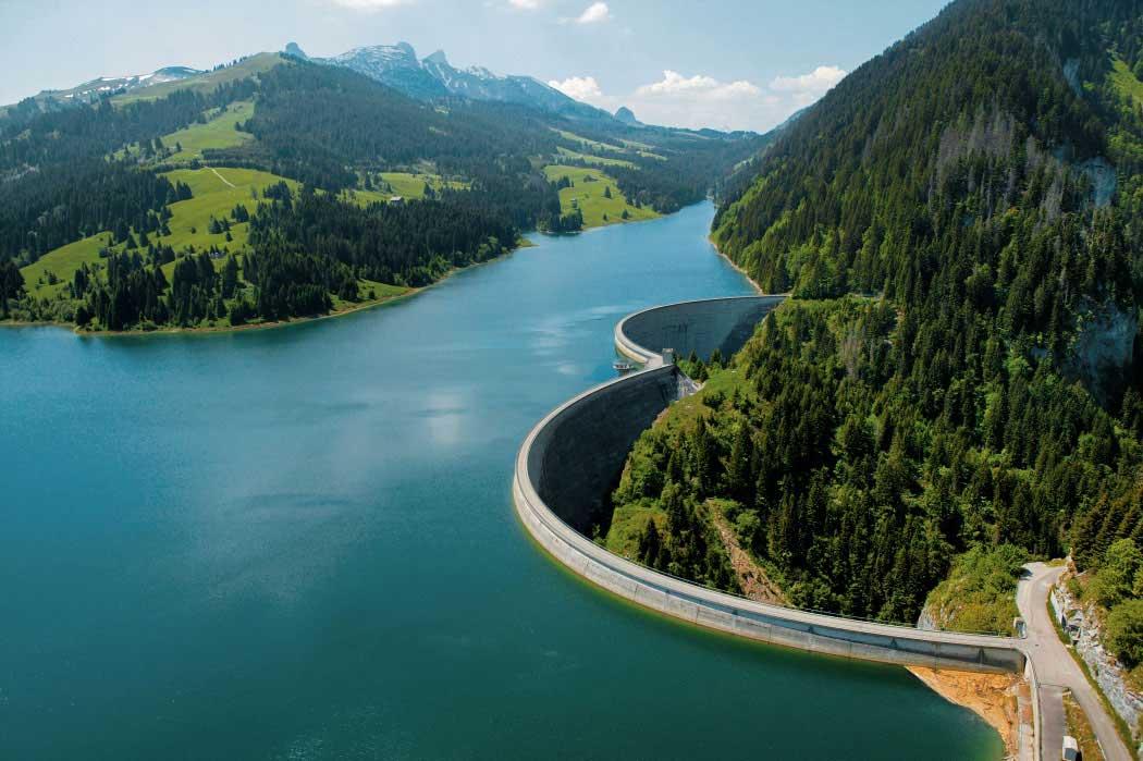 <strong>Bild 3</strong> Der Hongrin-Stausee des Waadtländer Pumpspeicherkraftwerks FMHL. Am Kraftwerk wird das Potenzial des Hydraulischen-Kurzschlussbetriebs zur Bereitstellung von stufenloser negativer Regelleistung erforscht.