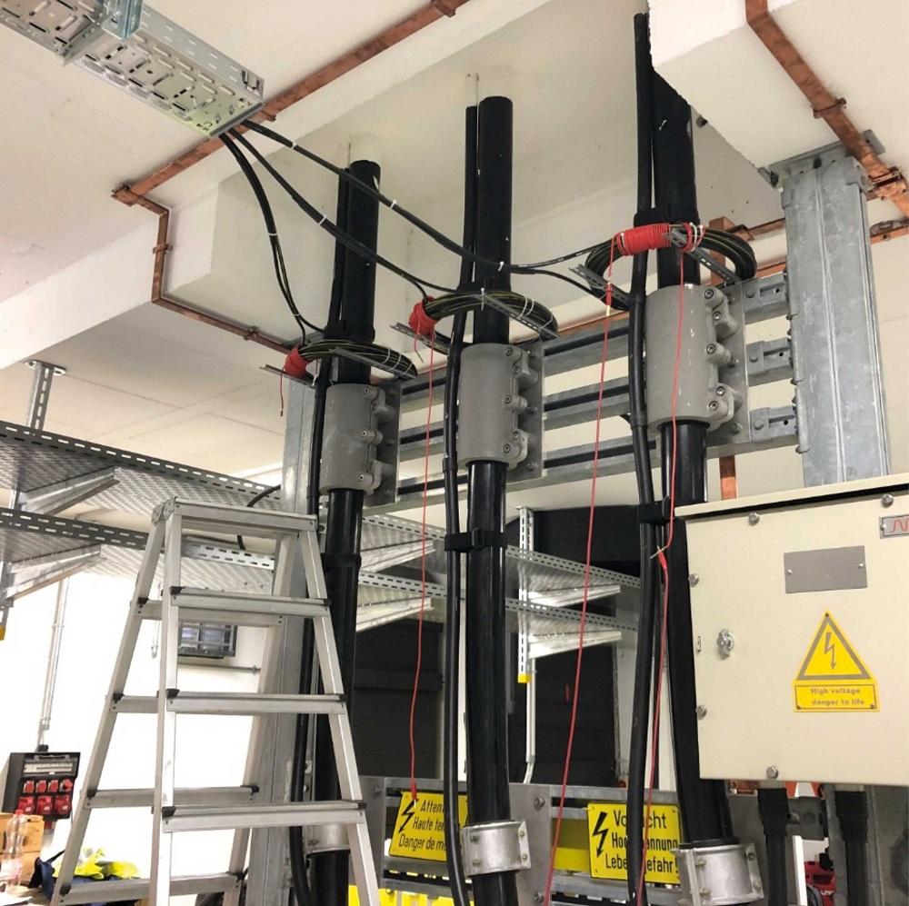 Site-Acceptance-Test-Setup mit mehreren Kupferwickeln für die Primärspeisung des flexiblen optischen Stromwandlers.