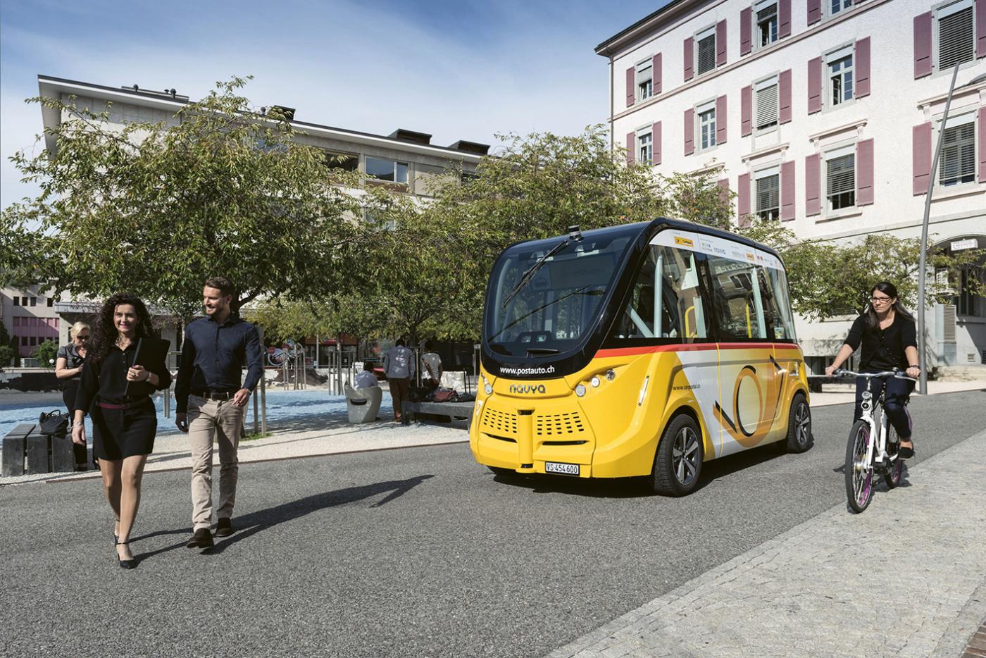 Automatisierte elektrische Shuttle-Busse, die SmartShuttles von PostAuto, fahren seit April 2021 im Sittener Quartier Uvrier.