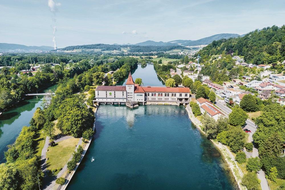 Das Kraftwerk, wie es sich heute präsentiert. Im Hintergrund ist das Ende des umstrittenen Mitteldamms erkennbar.