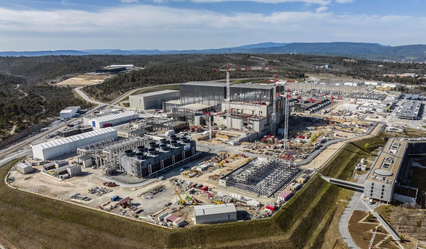 Eine Luftaufnahme der Iter-Baustelle in Cadarache in Südfrankreich zeigt den Fortschritt des Projekts, bei dem es in der Vergangenheit immer wieder zu erheblichen Verzögerungen kam.