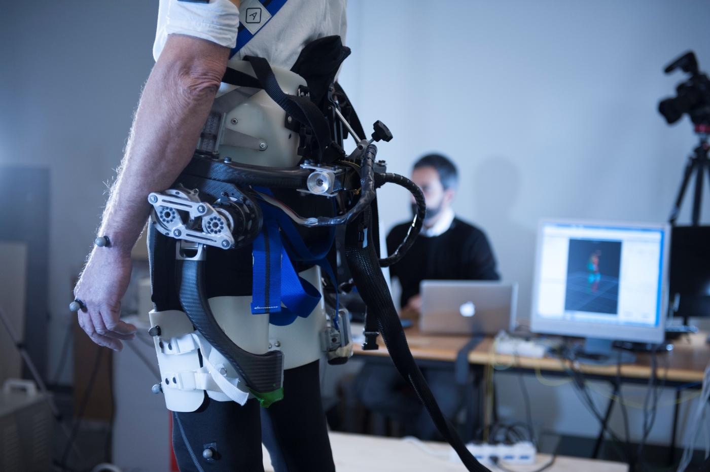 L'exosquelette est constitué d'éléments en fibres de carbone et de moteurs, connectés à un système sophistiqué de capteurs qui analyse la démarche. Hillary Sanctuary / EPFL