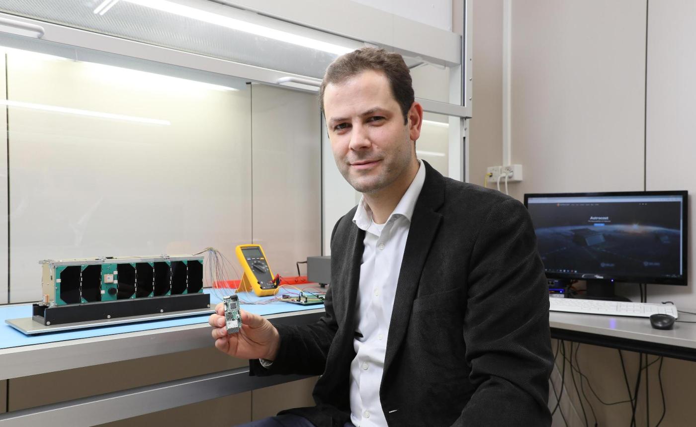 Fabien Jordan, CEO d'Astrocast, avec le deuxième satellite, qui sera lancé en janvier depuis l'Inde.