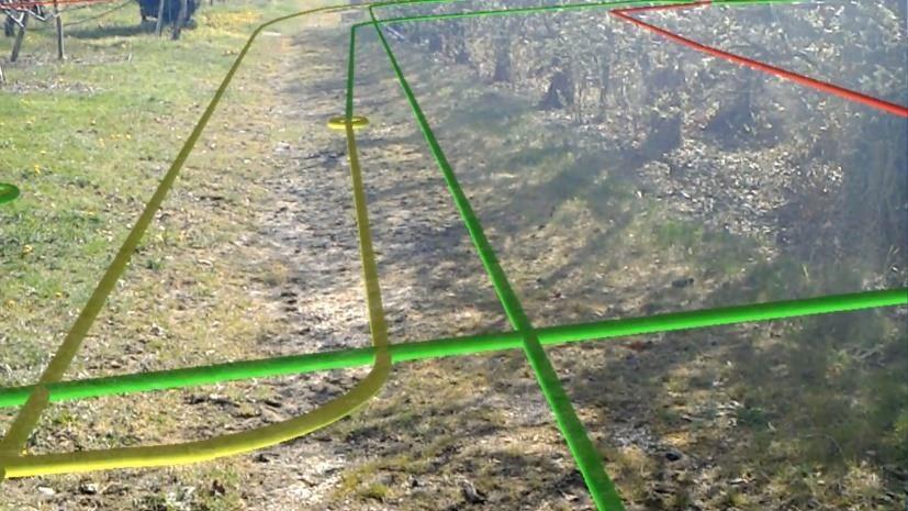 Visualisation d’un terrain avec les lunettes de réalité augmentée. Les lignes de couleurs indiquent l’emplacement des conduites souterraines avec une précision de 10 cm.