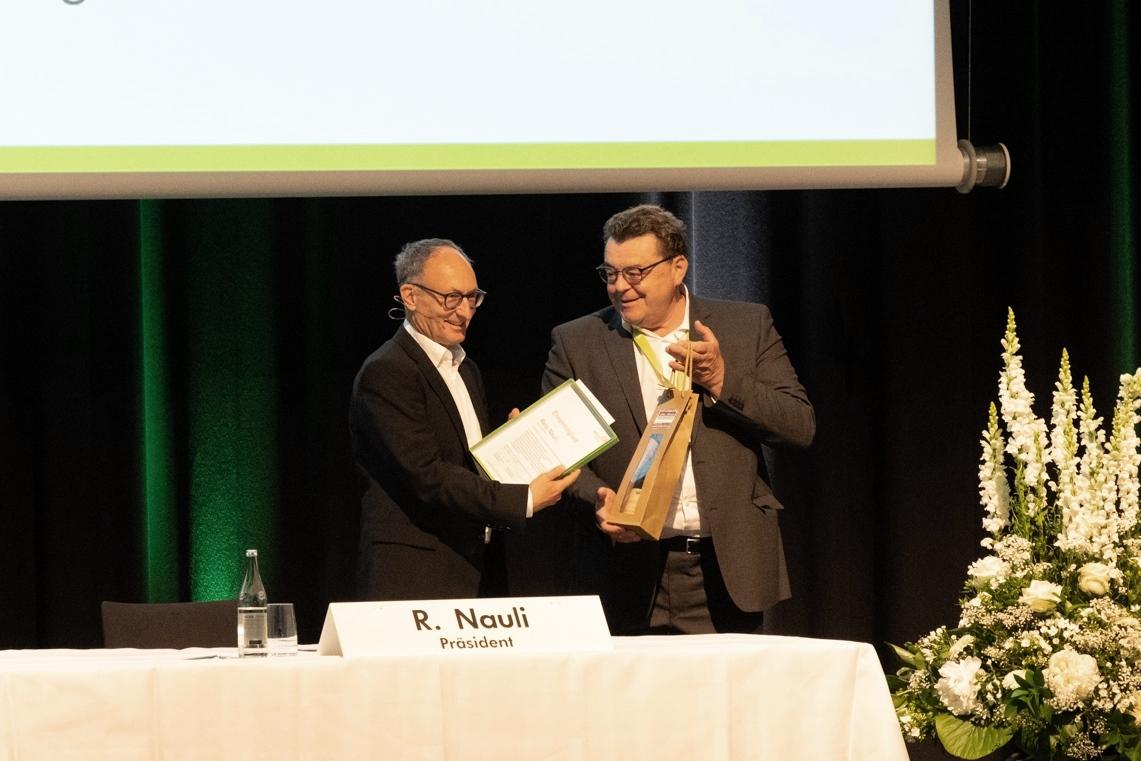 Le président sortant avec le nouveau président (de g. à  d.): Reto Nauli et D<sup>r</sup> Dieter Reichelt.