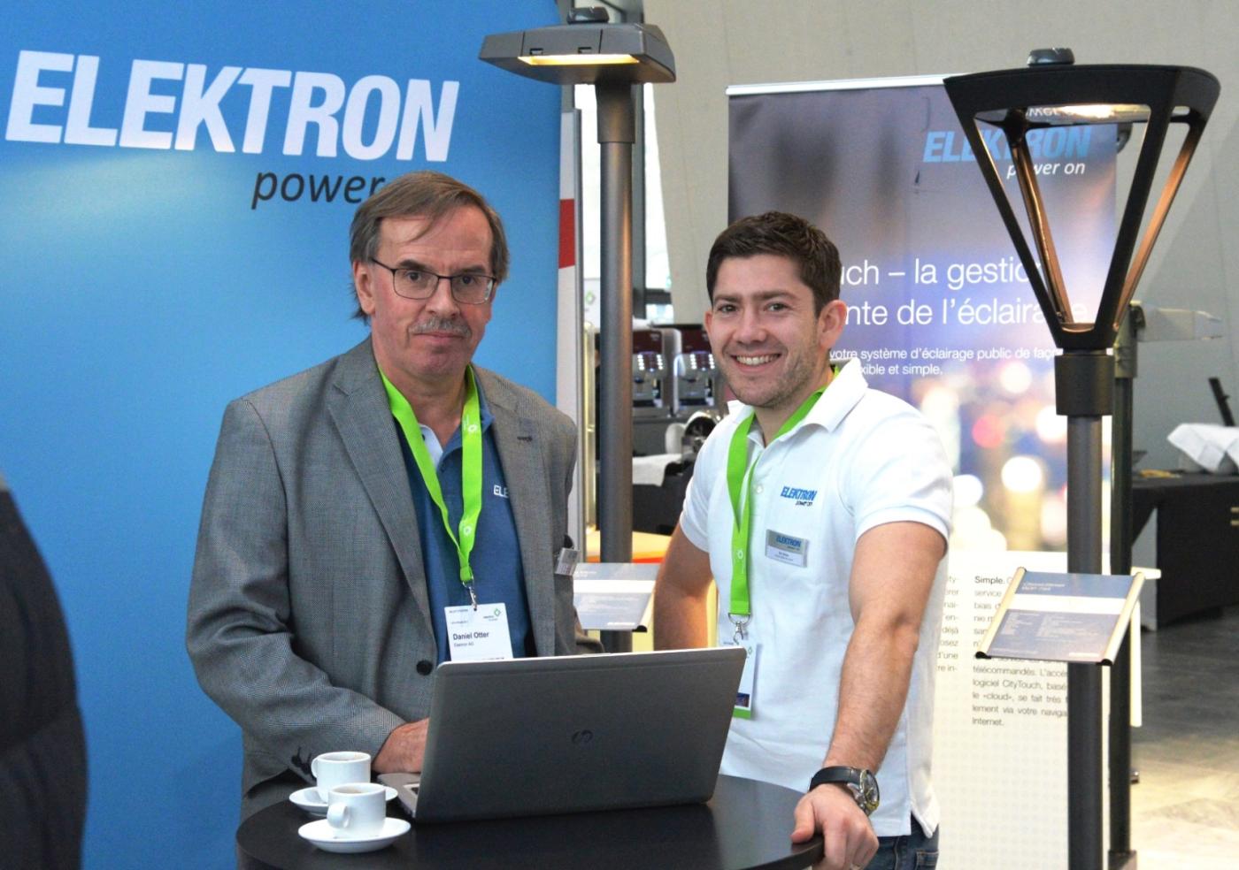 … de lampadaires pour l’éclairage public présentés au stand Elektron par Daniel Otter et Eric Ehrler (de g. à d.).