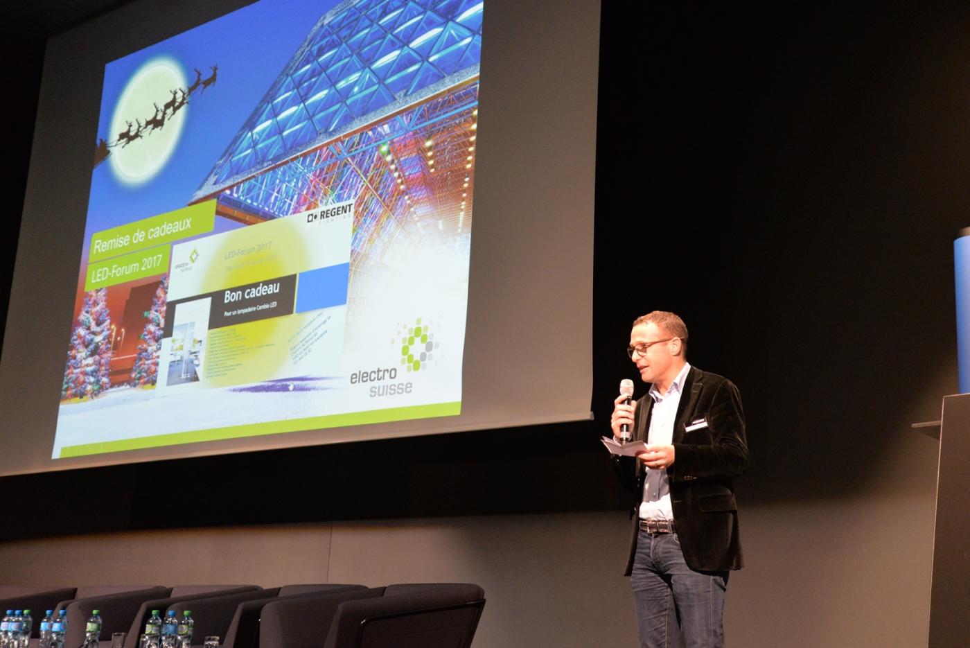 gagnant du lampadaire Cambio LED offert par Regent Lighting.