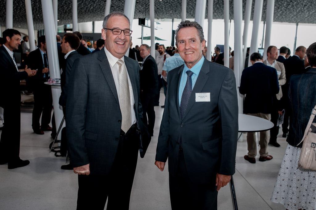 Bundesrat Guy Parmelin mit dem Asut-Präsidenten Peter Grütter.