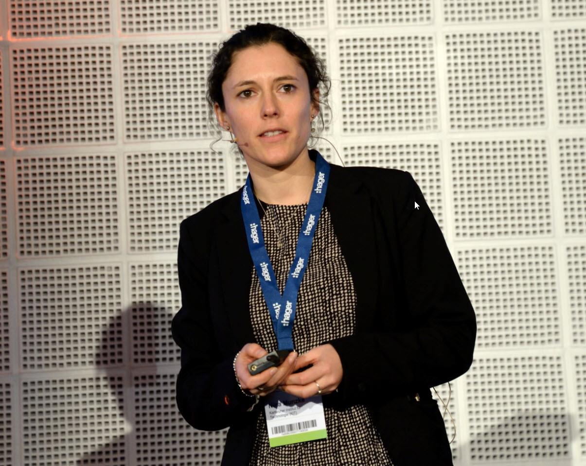 Nina Munzke vom KIT präsentierte einen Vergleich von Heimspeichersystemen bezüglich Energieeffizienz.