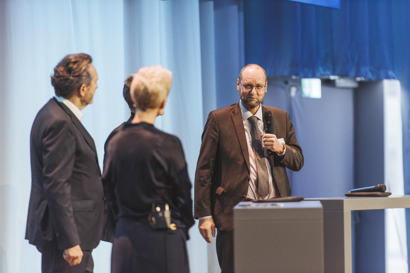 Jürg Röthlisberger, Direktor des Bundesamts für Strassen, im Gespräch am Asut-Kolloquium.