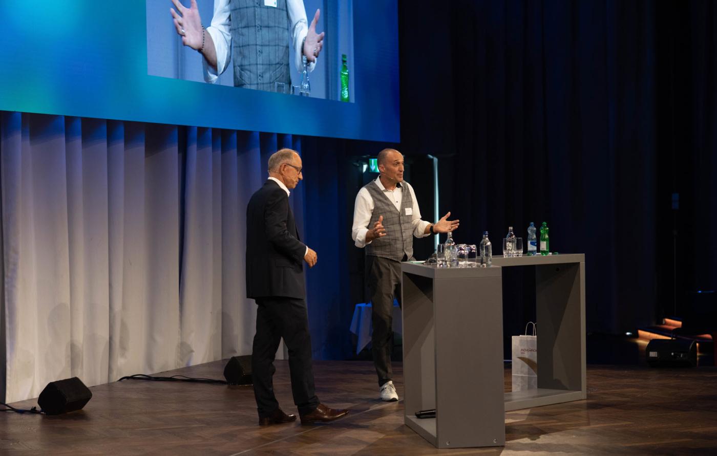 Moderator Reto Brennwald mit Martin Bürki, Vorstand Asut (v.l.).