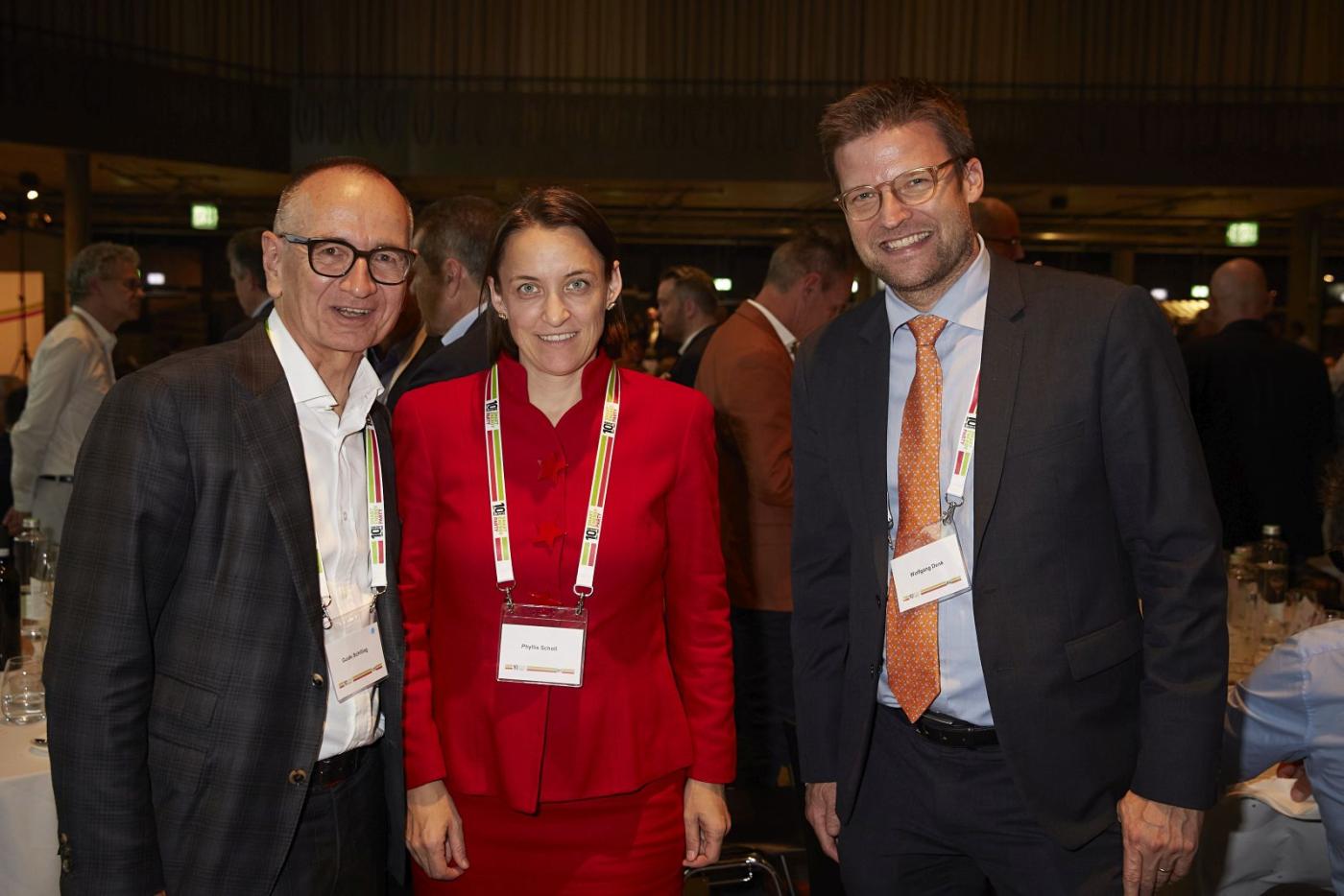 Guido Schilling, Schillingpartners, Gemeindepräsidentin Phyllis Scholl und Wolfgang Denk von Swissnuclear.